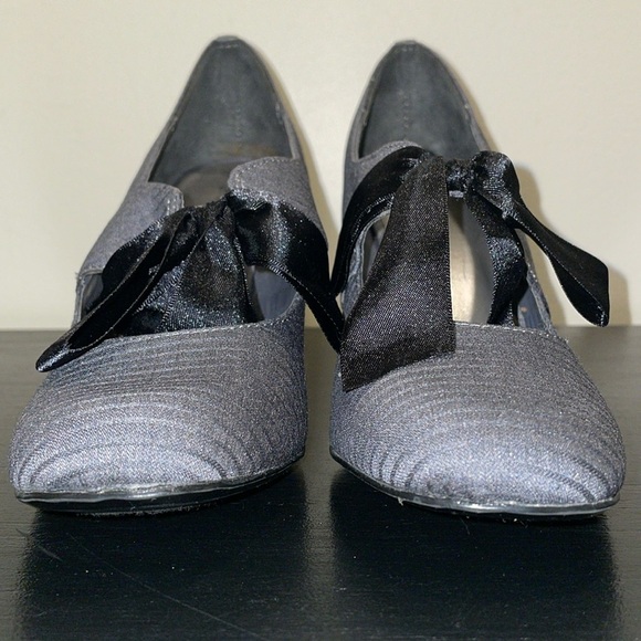 Ann Marino Size 9.5 Pumps.  Big bow.  Nice fabric color and pattern. Black/Gray - Picture 4 of 14